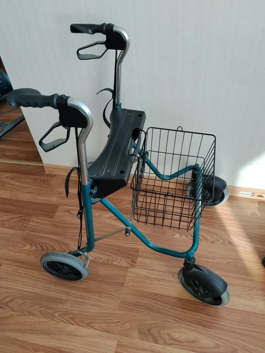 Chodzik rehabilitacyjny trójkołowy - balkonik typu "Delta" b.dobry stan