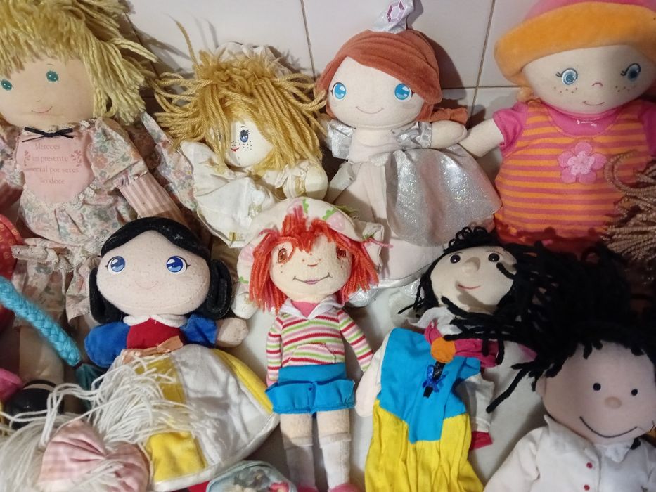 Conjunto de 15 Bonecas em Pano/Peluche