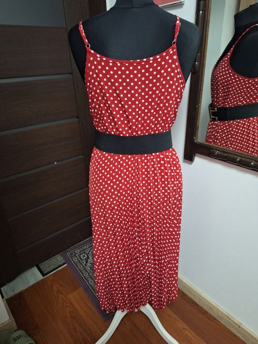 Elegancka sukienka czerwona w grochy.