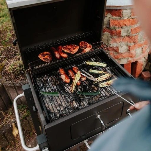 duży grill węglowy. pokrywa z termometrem gw0106