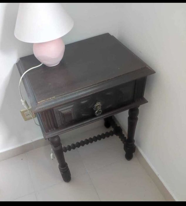 Vende se cama e mesa de cabeceira ** bed + matress