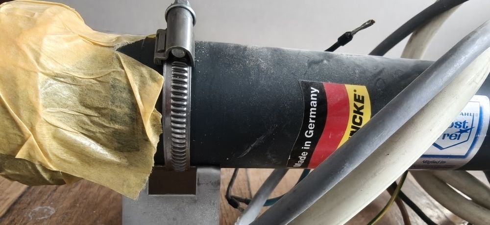 elektryczny podgrzewacz wody do basenu firmy Behncke (model EWT 80-40).