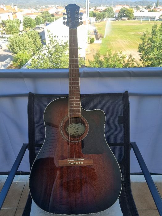 guitarra eletroacústica Epiphone J-45 EC Studio em estado rigorosamente impecável (como nova).
