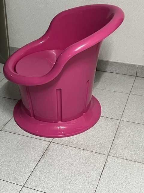 Cadeirão Rosa com compartimento arrumos quarto infantil