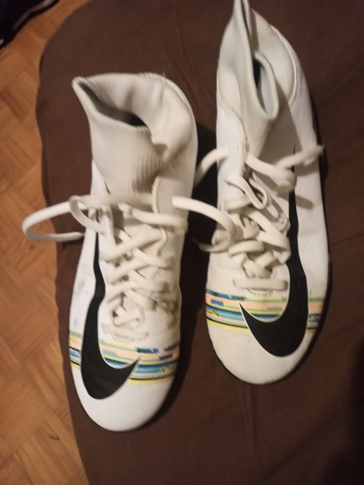 Vários chuteiras para criança