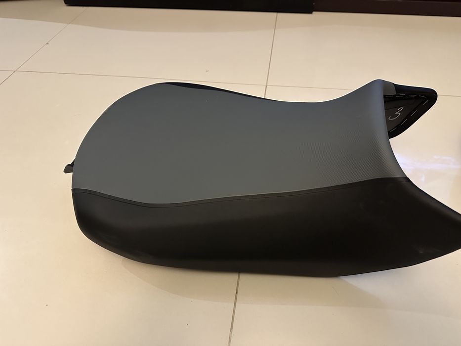 Sprzedam nowe kanapy kierowcy do GS1300 i GS1300ADV