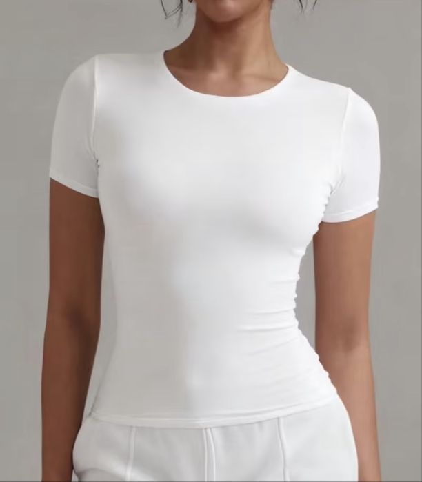 Жіноча футболка в стилі skims. Жіноча обтягуюча футболка скімс.
