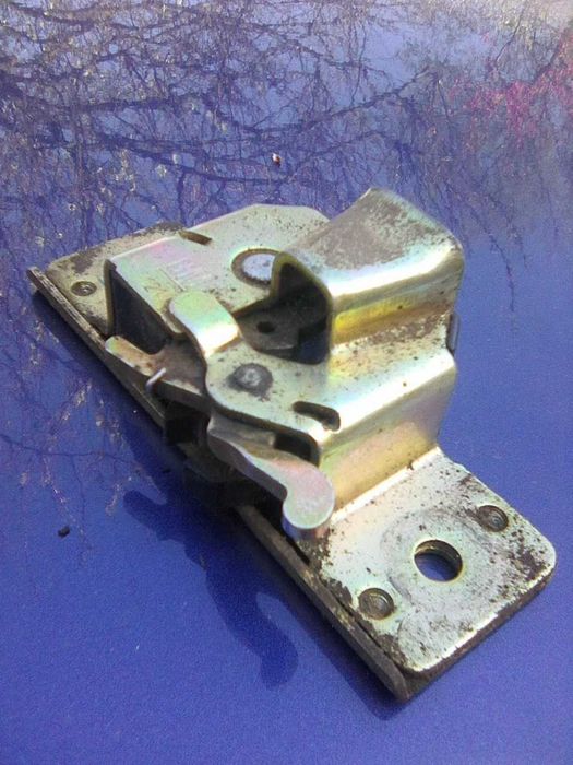 Замок багажника на Опель Тигра.