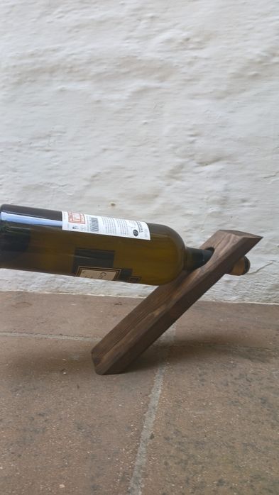 Suporte flutuante para garrafas de vinho.