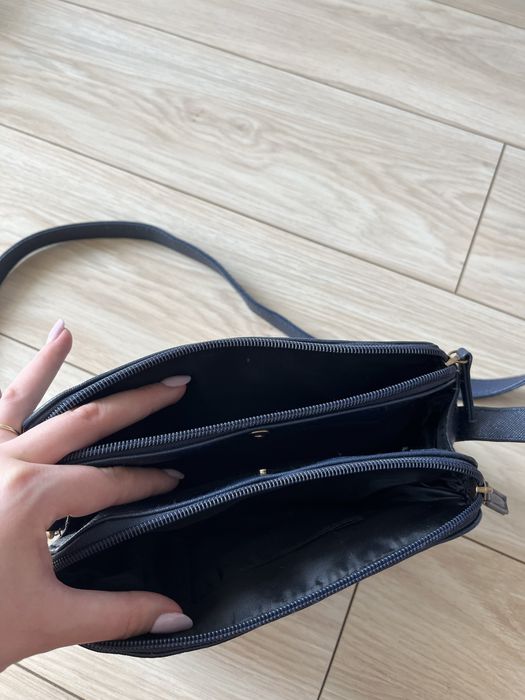 Granatowa torebka z przegródkami