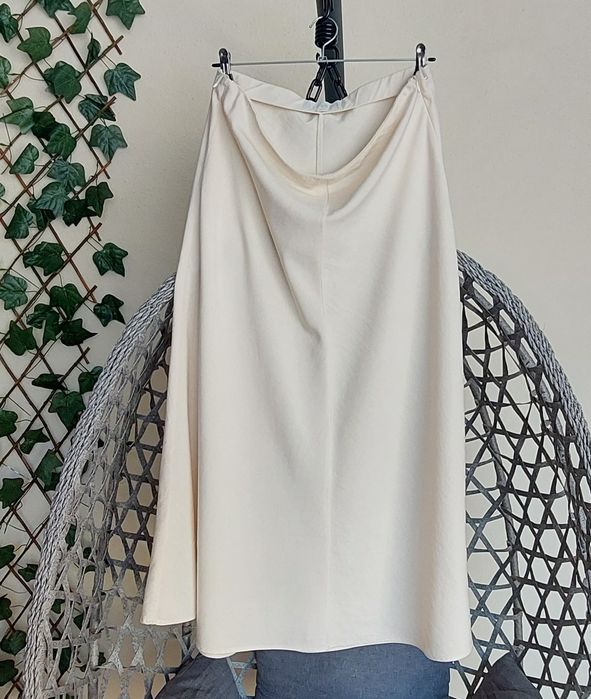 Saia midi da Nova coleção da Zara 2025 na cor baunilha