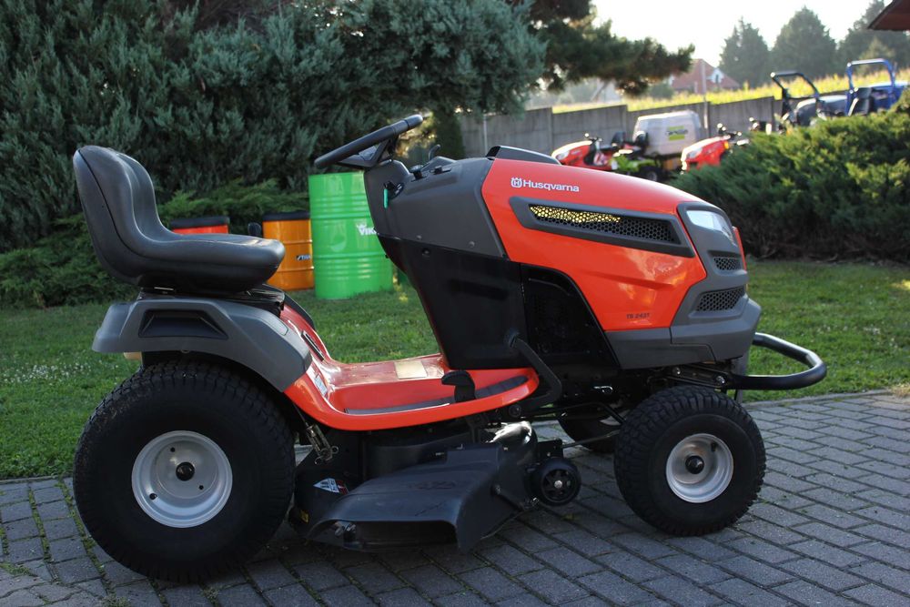 Husqvarna TS 243 t  TRAKTOREK Kosiarka