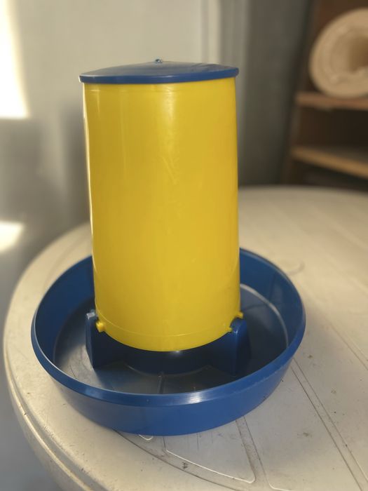 Кормушки та поїлки для тварин