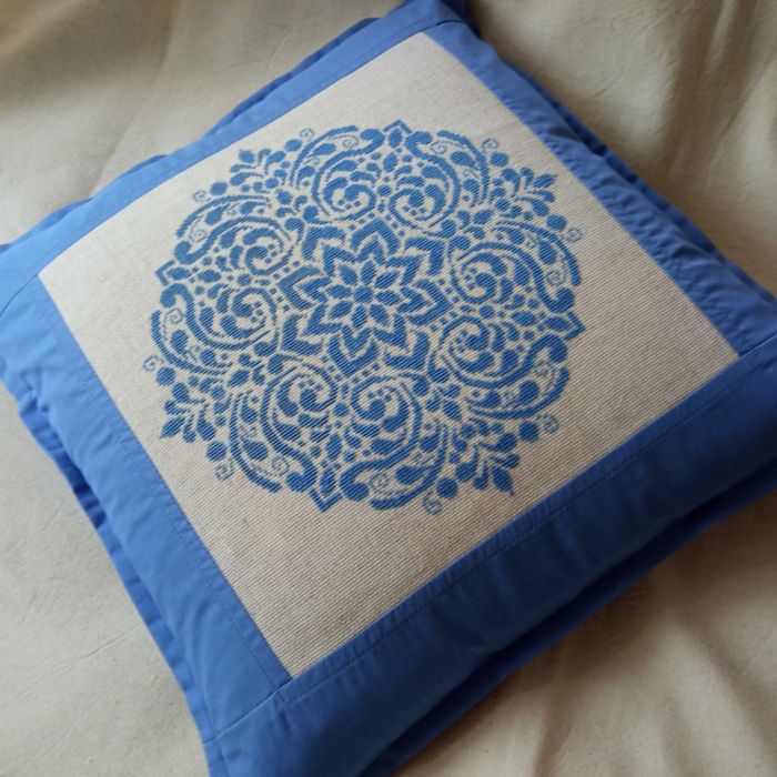 Декоративна наволочка,подушка.Ручна вишивка хрестом .