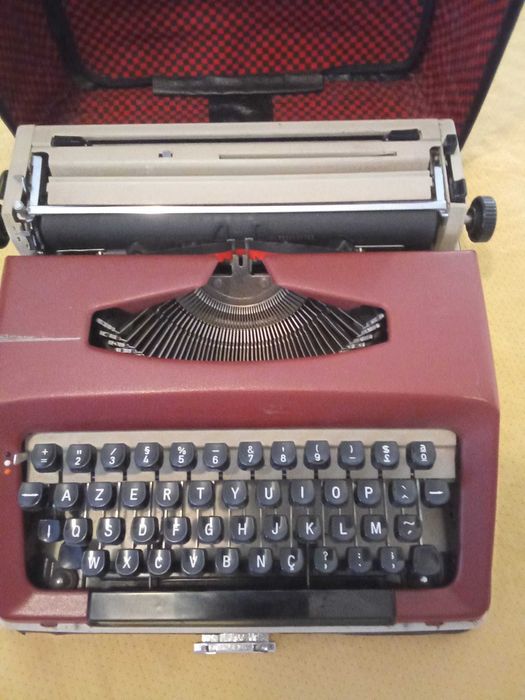 Vendo máquina  de escrever antiga " 80 euros "