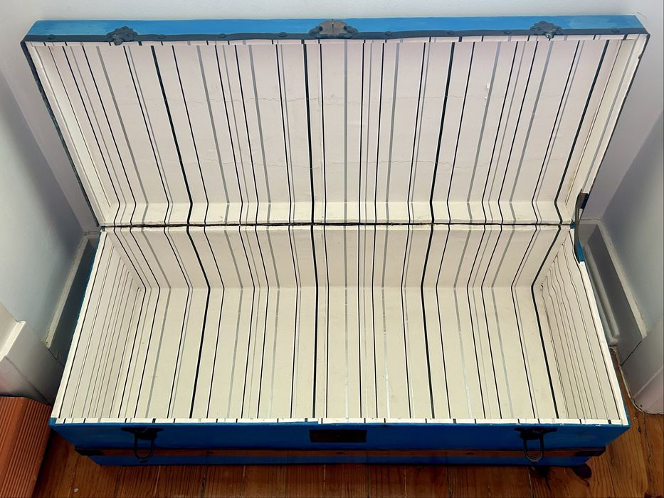 baú vintage de madeira e azul em ótimo estado