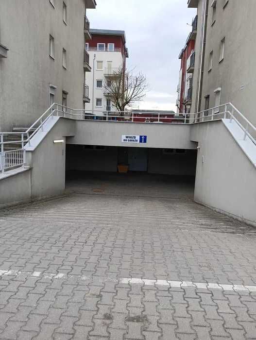 Parking pod blokiem Błażeja 4DEF