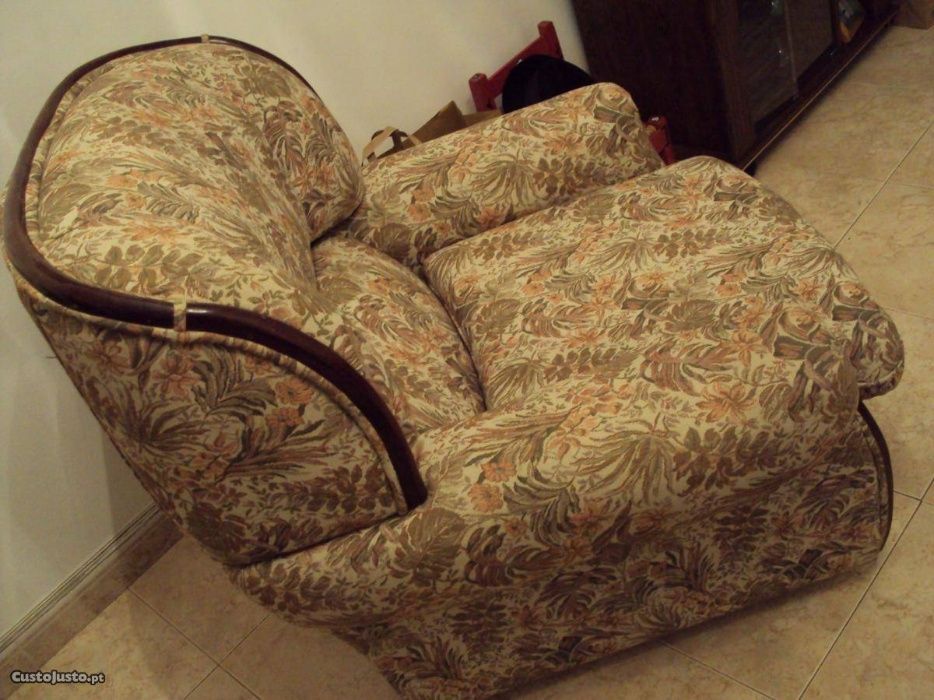 Sofá de três lugares e um singular