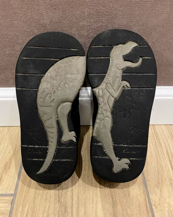 З динозаврами). Шкіряні ботинки Clarks Steggy Stride.