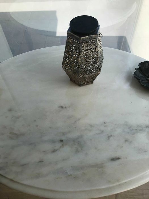 mesa de apoio em madeira, com pedra marmore