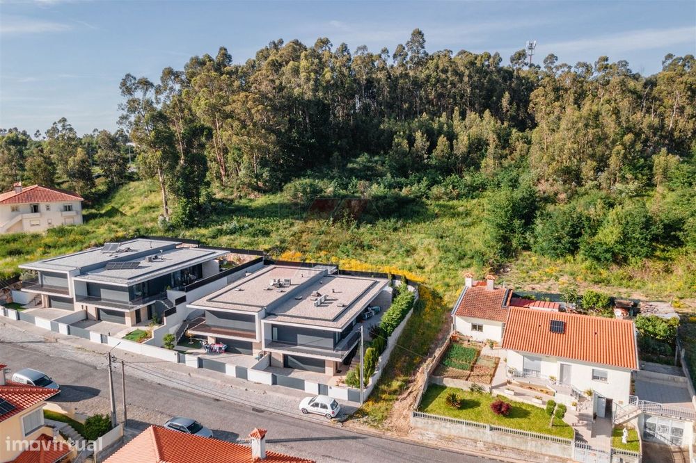 Terreno Com Viabilidade De Construção Para 4 Moradias! — Antime E Silvares (São Clemente), Braga