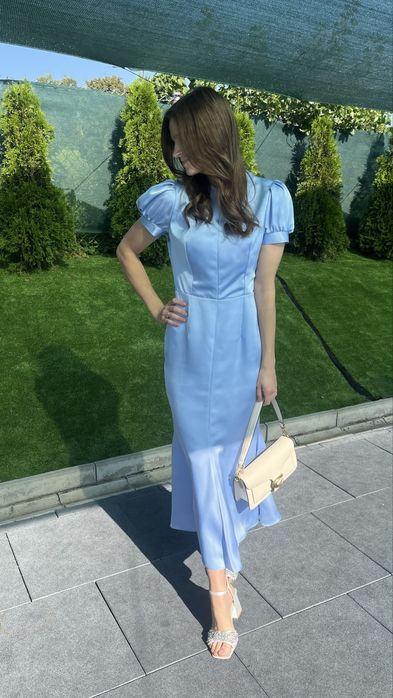 Атласна блакитна сукня