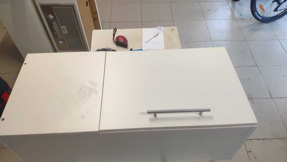 Кухня біла ДСП з вмонтованою витяжкою, кухонні меблі на невелику площу