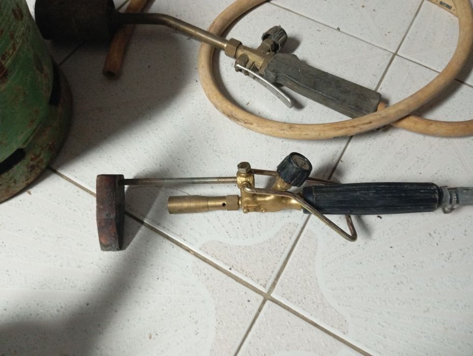 Maçaricos e garrafa gaz.