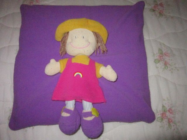 almofada coração I love you e almofada menina com boneca musical bebe