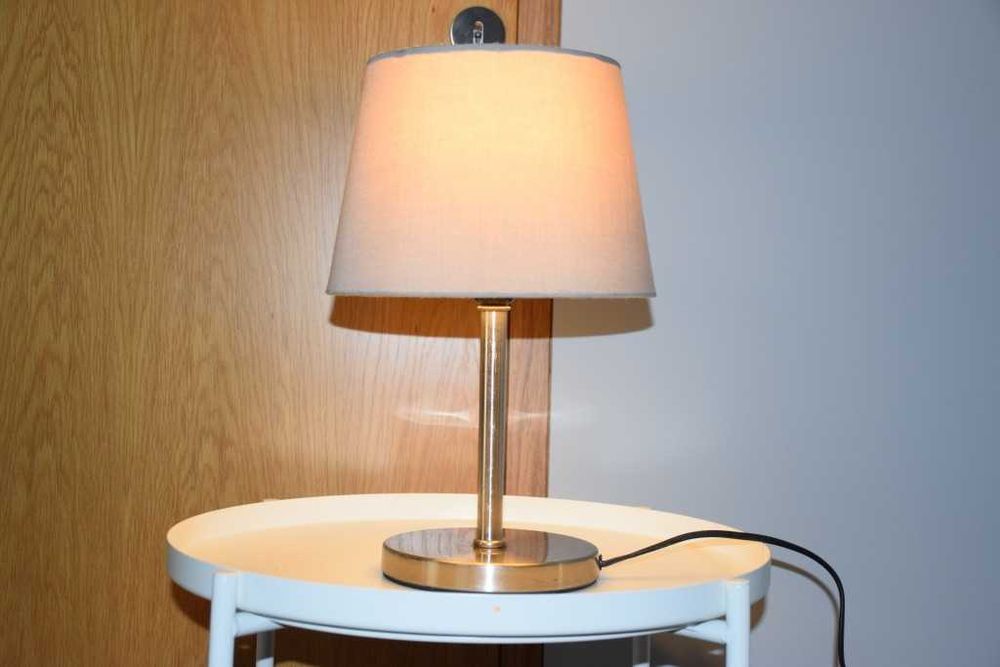 Candeeiro elétrico de mesa, em metal de boa qualidade