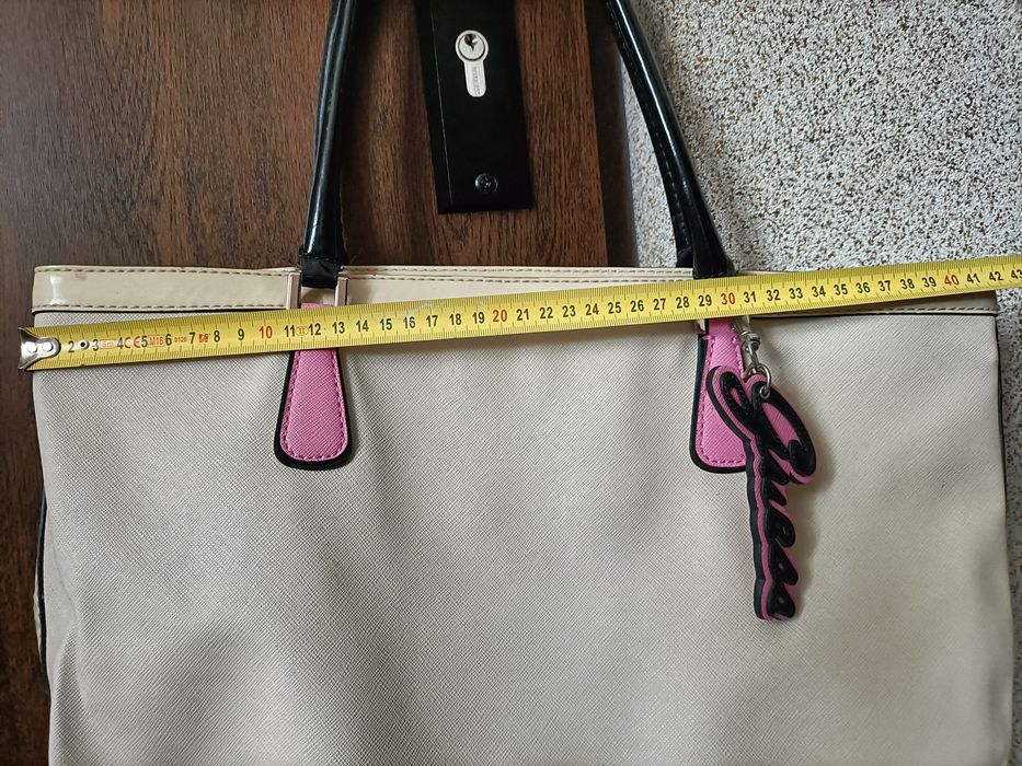 Torebka skórzana na ramię Guess