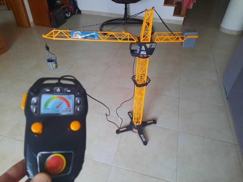 Grua de brincar motorizada