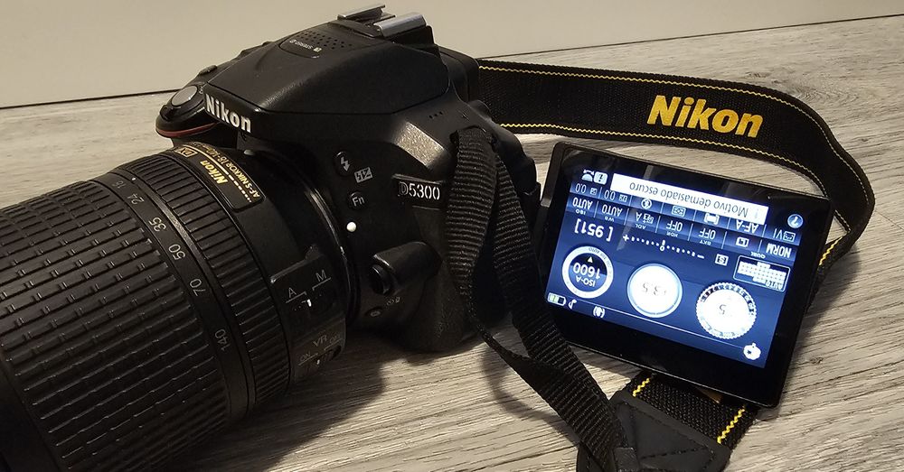 Nikon D5300 + AF-S DX 18-140mm f/3.5-5.6G ED VR + Acessórios + Mochila