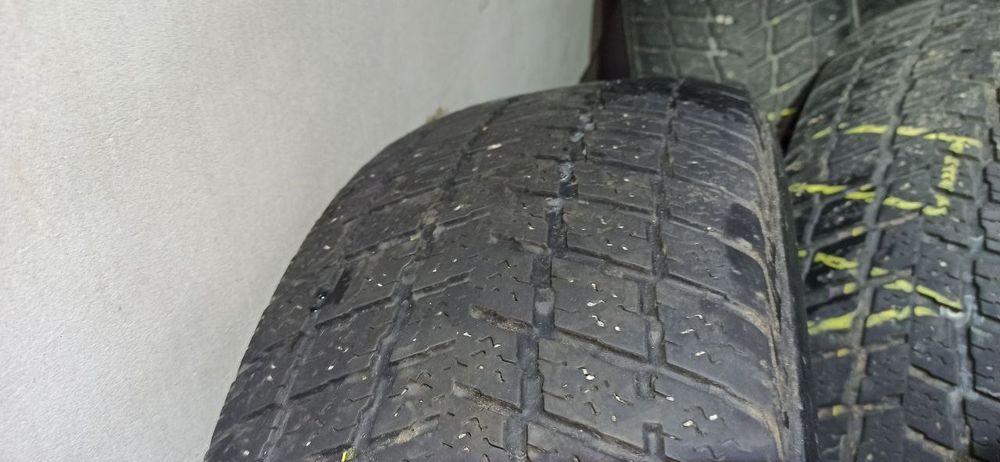 Продам зимову гуму розмір 215/65 r16
