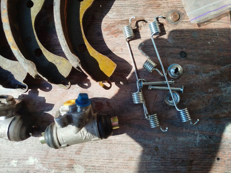 Гальмівні колодки, циліндри та пружини, ціна вказана за все разом Gely