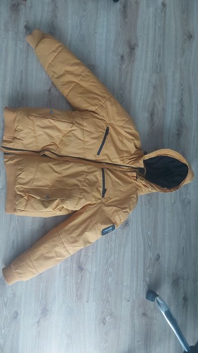 Żółta zimowa kurtka