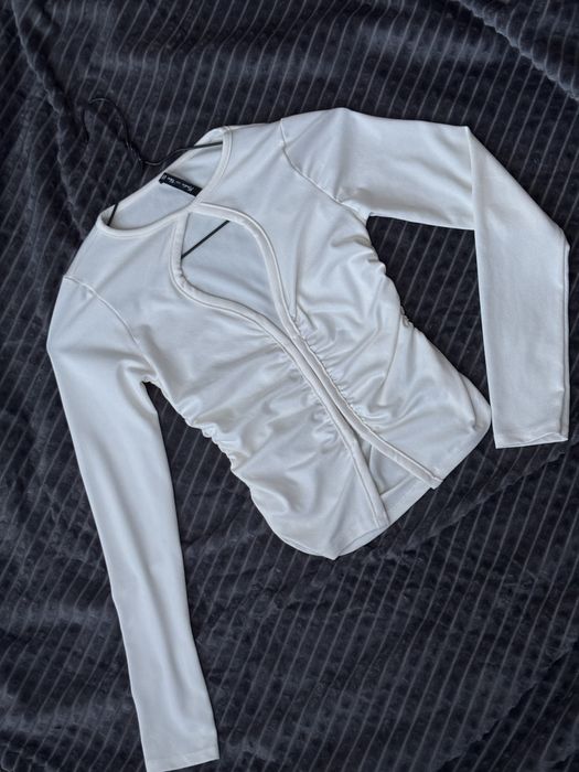Блуза молочного кольору з декольте, розмір XS/S
