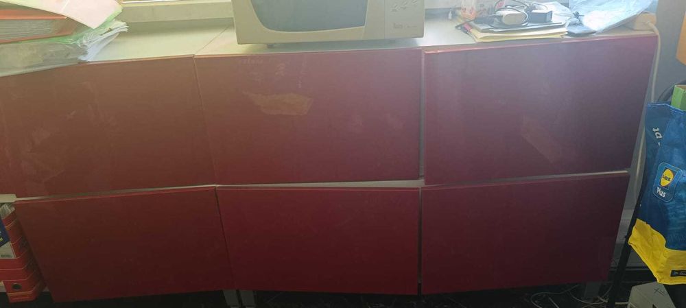 Aparador vermelho