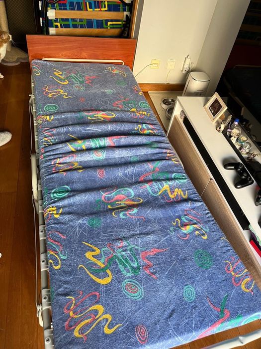 2 camas dobráveis com colchão - móvel de abrir e fechar com mesinha