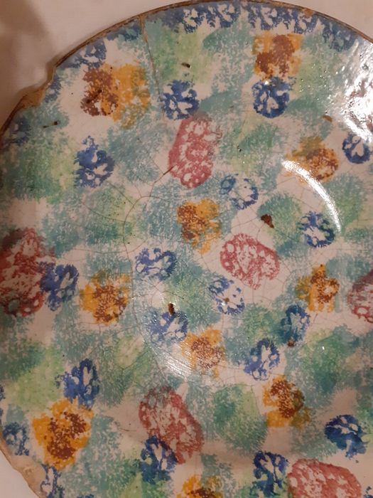 Pratos em faiança.  Sec. XX