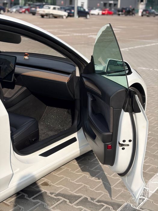 Tesla model 3 2022 року