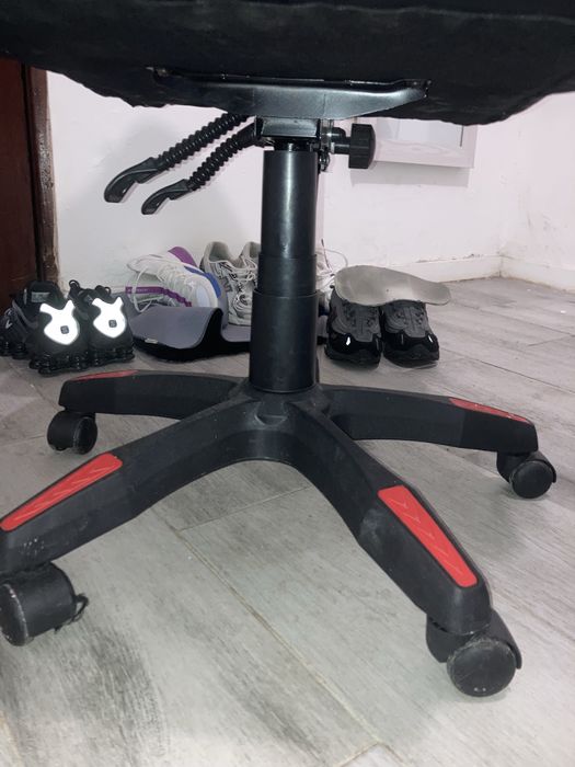 Cadeira gamer preta com vermehlo