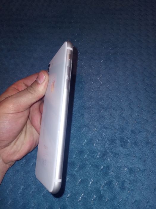 Продам телефон iPhone 8