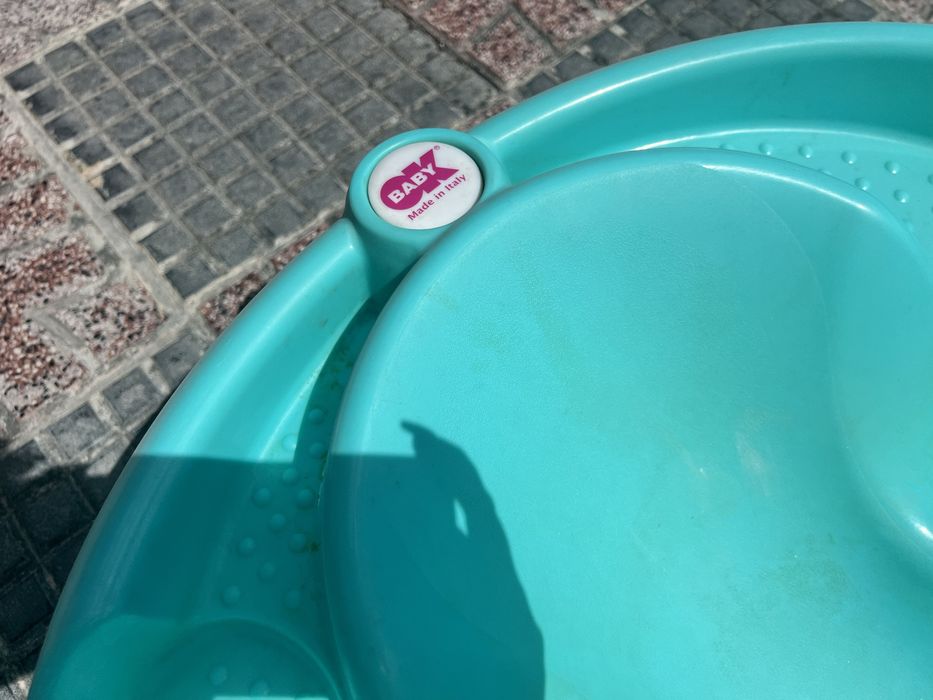 Banheira de bebê com termómetro embutido.