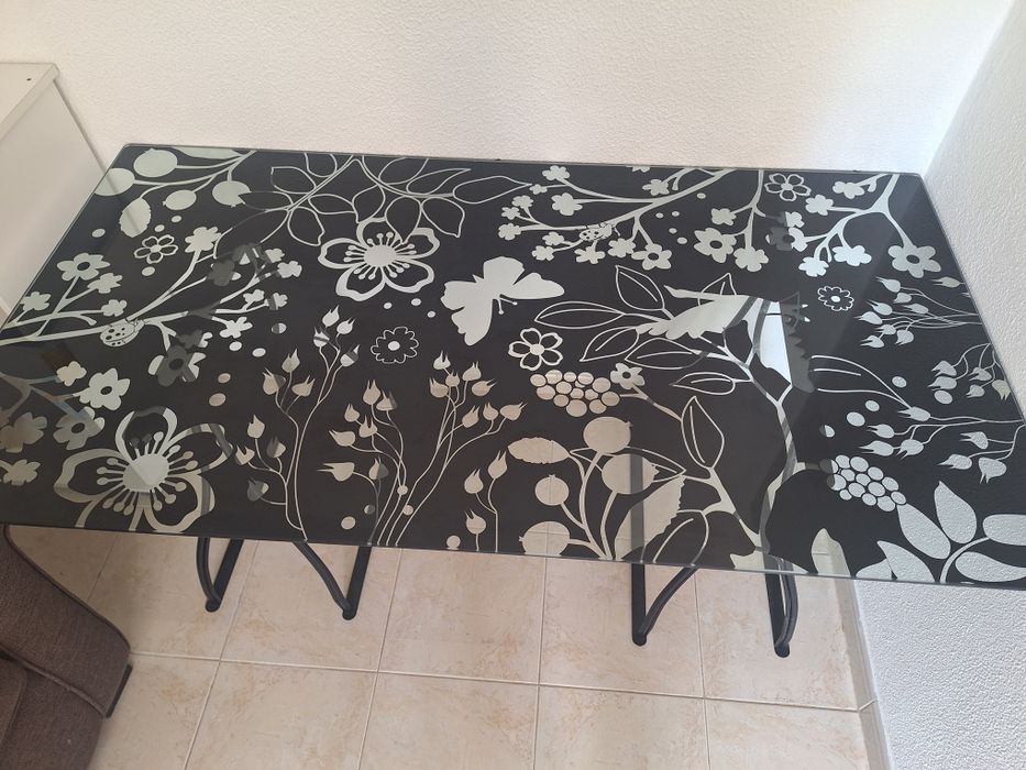 Mesa de vidro com cavaletes