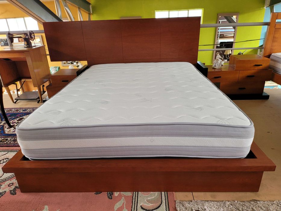 Conjunto de cama com 4 gavetas mais duas mesas de