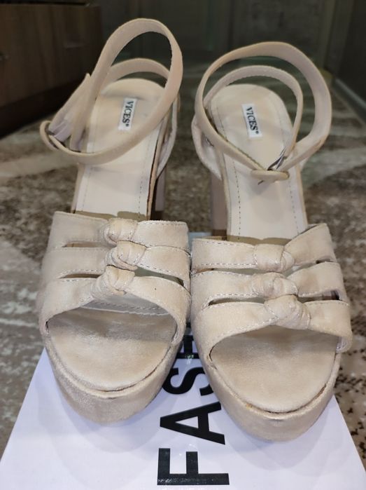 Женские босоножки