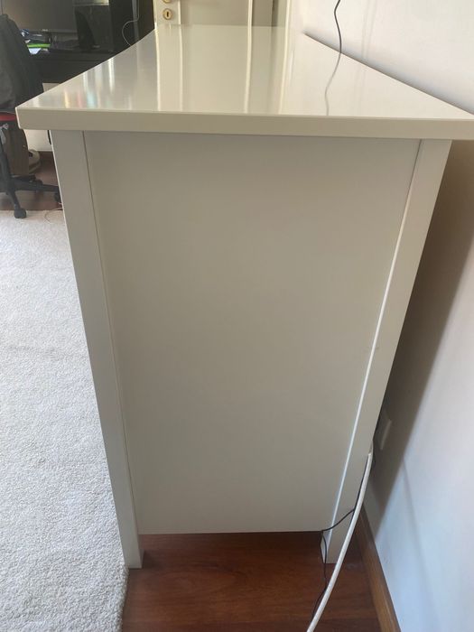 Cómoda IKEA HEMNES 8 gavetas — velatura branca | Muito bom estado