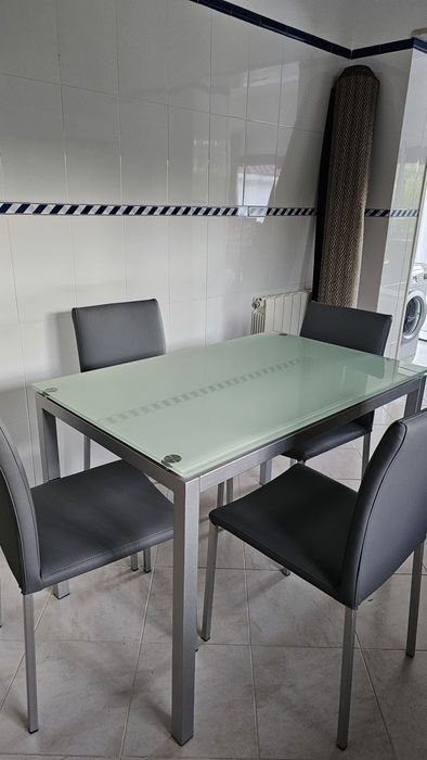 Mesa de cozinha com 4 cadeiras