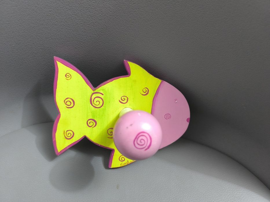 Cabide em madeira para quarto de criança